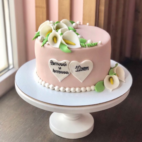 Торт свадебный #715 с цветами из мастики и бусинами, розовый
