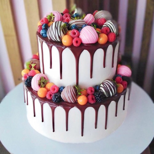 Торт свадебный #716 с клубникой в шоколаде и ягодами, белый