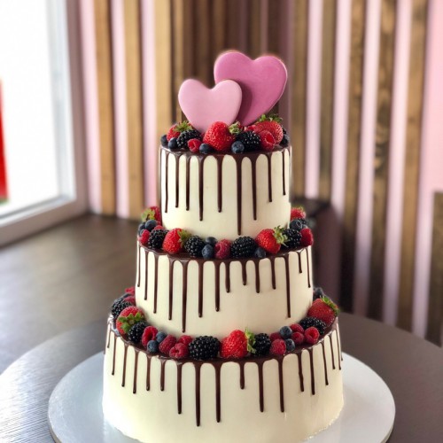 Торт свадебный #725 с пряниками: 2 сердца и свежими ягодами, белый