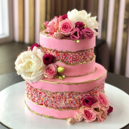 Торт свадебный #728 с пионами и розами с золотой окантовкой, розовый