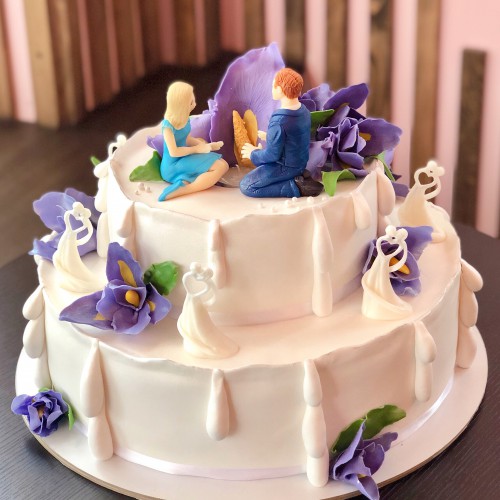 Торт свадебный #729 с цветами из мастики и фигурками молодожен, белый