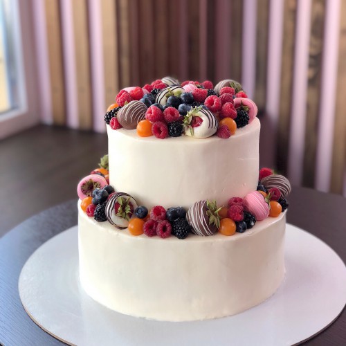 Торт свадебный #732 с клубникой в шоколаде и ягодами, белый