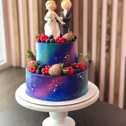 Торт свадебный #734 с фигурками: невеста жених и свежими ягодами, космос