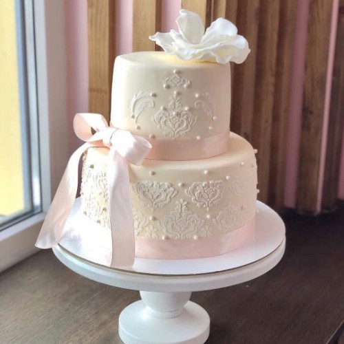 Торт свадебный #913 с ленточкой цветком и бусинами, белый