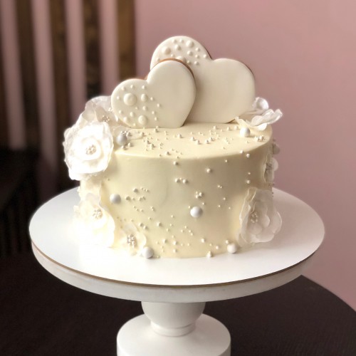 Торт свадебный #916 с пряниками: 2 сердца цветами из мастики и бусинами, белый