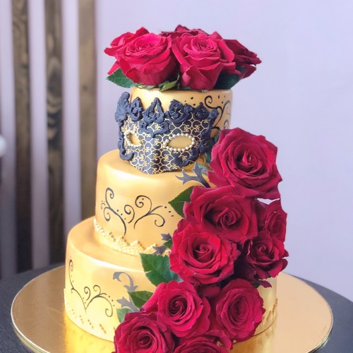 Торт свадебный #917 с розами и маской, мастика, золотой