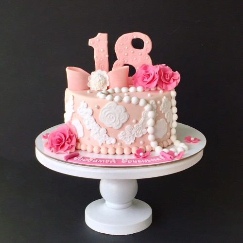 Торт для женщин #100 с бантиком бусинами и цветами из мастики, розовый