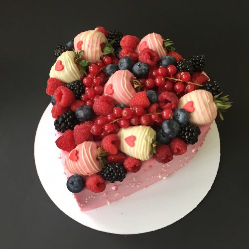 Торт для женщин #104 в форме сердца с клубникой в шоколаде и ягодами, розовый