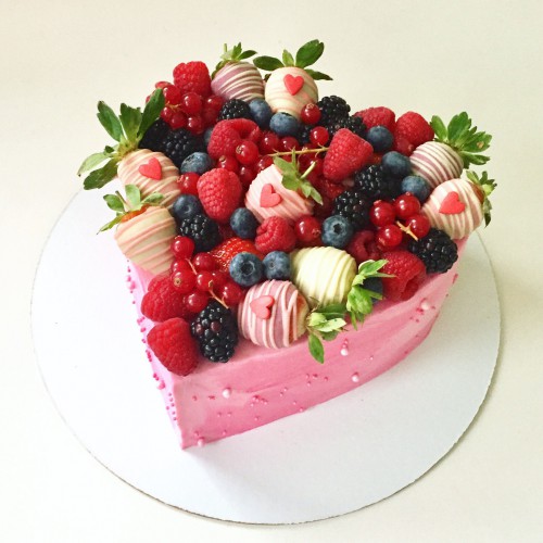 Торт для женщин #105 в форме сердца с клубникой в шоколаде и ягодами, розовый