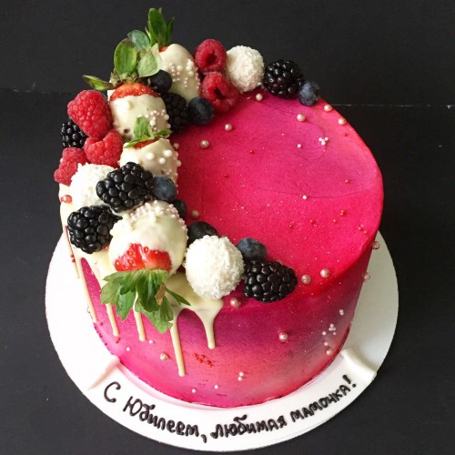 Торт для женщин #106 с клубникой в шоколаде и конфетками, розовый