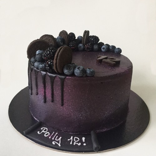 Торт для женщин #107 с ягодами и печеньками, черный