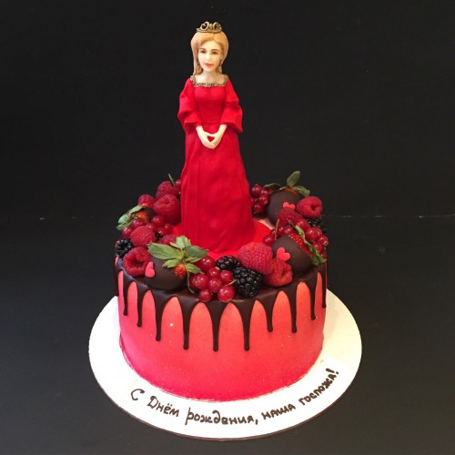 Торт для женщин #108 с клубникой в шоколаде ягодами и фигуркой королевы, розовый
