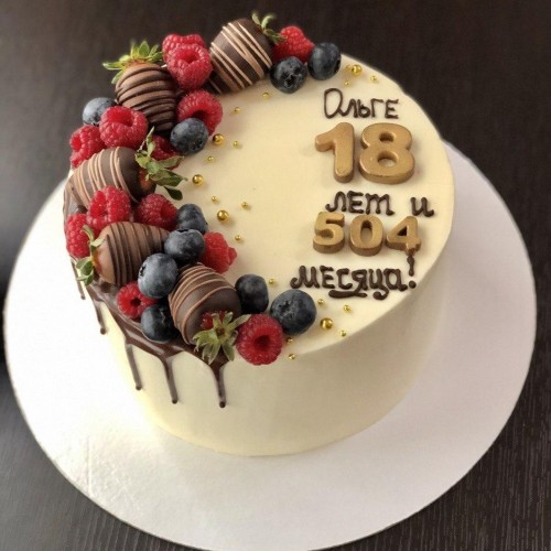 Торт для женщин #1082 с клубникой в шоколаде и ягодами, белый