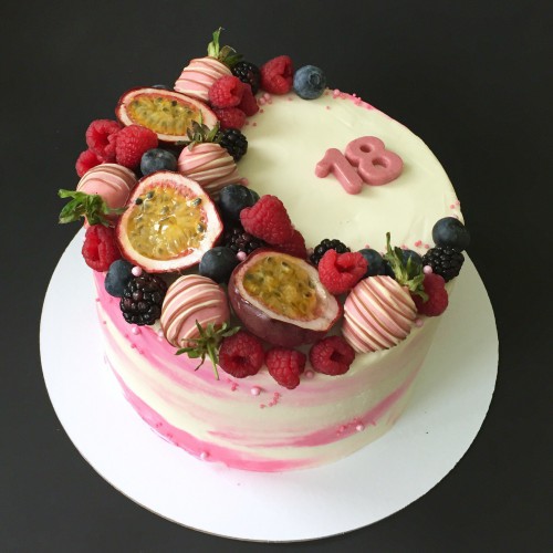 Торт для женщин #109 с клубникой в шоколаде и ягодами, белый