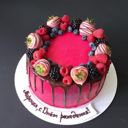 Торт для женщин #110 с клубникой в шоколаде и ягодами, розовый