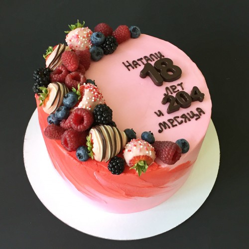 Торт для женщин #111 с клубникой в шоколаде и ягодами, розовый