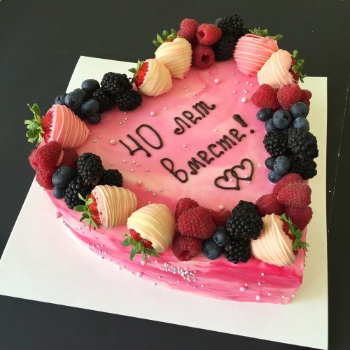 Торт для женщин #113 в форме сердца с клубникой в шоколаде и ягодами, розовый