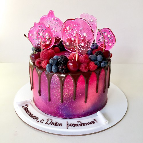Торт для женщин #115 со свежими ягодами и леденцами, розовый космос