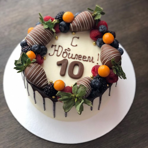 Торт для женщин #120 с клубникой в шоколаде и ягодами, белый