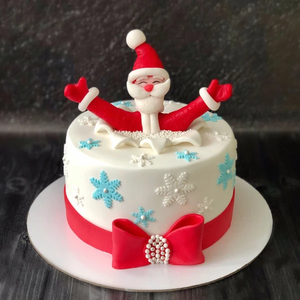 Торт на новый год #121 с фигуркой деда мороза и бантиком мастика, белый