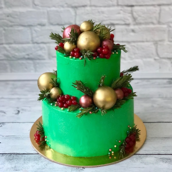 Торт на новый год #122 с ягодами и шоколадными шариками, зеленый