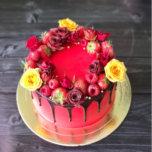 Торт для женщин #125 с ягодами и розами, красный