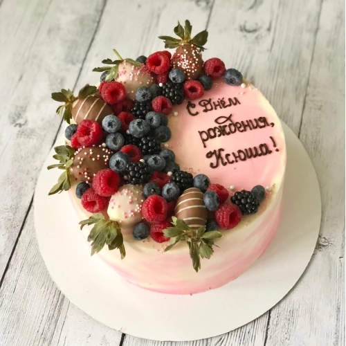 Торт для женщин #130 с клубникой в шоколаде и ягодами, белый