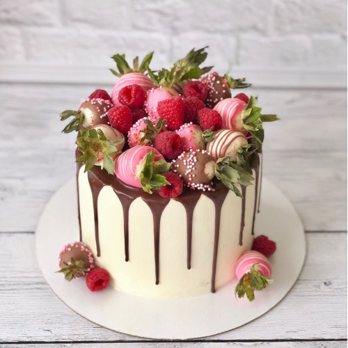 Торт для женщин #132 с клубникой в шоколаде и ягодами, белый