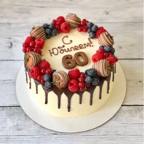 Торт для женщин #133 с клубникой в шоколаде и ягодами, белый