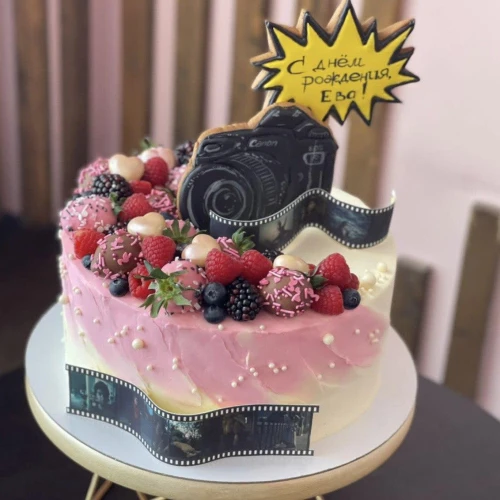 Торт для женщин #1512 с пряником фотоаппарат ягодами и клубникой в шоколаде, розовый