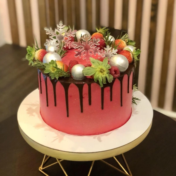 Торт на новый год #1555 с ягодами шоколадными шариками и снежинками, розовый