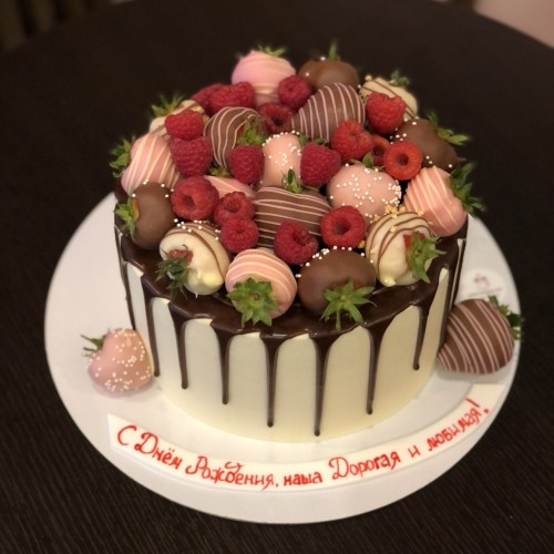 Торт для женщин #1725 с клубникой в шоколаде и ягодами, белый