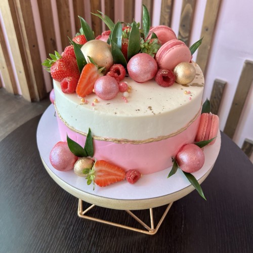 Торт для женщин #1726 с печеньками и шоколадными шариками, розовый, белый