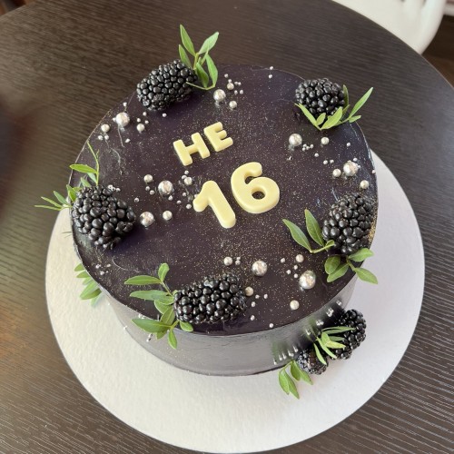 Торт для женщин #1815 со свежими ягодами, черный