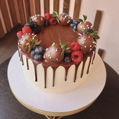 Торт для мужчин #2088 с клубникой в шоколаде и ягодами, белый
