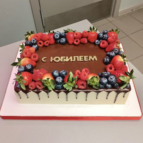 Торт на юбилей #2500 со свежими ягодами и надписью, белый