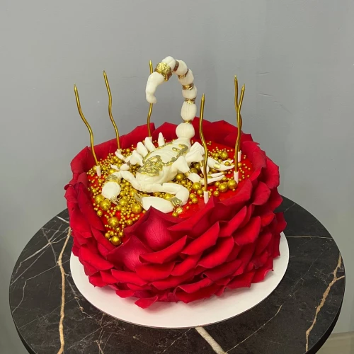 Торт для женщин #2895 с фигуркой скорпиона и лепестками роз, красный