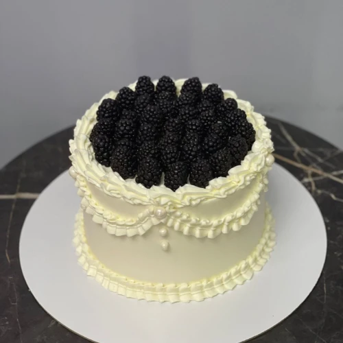 Торт для женщин #2925 с ежевикой, ламбет белый айвори