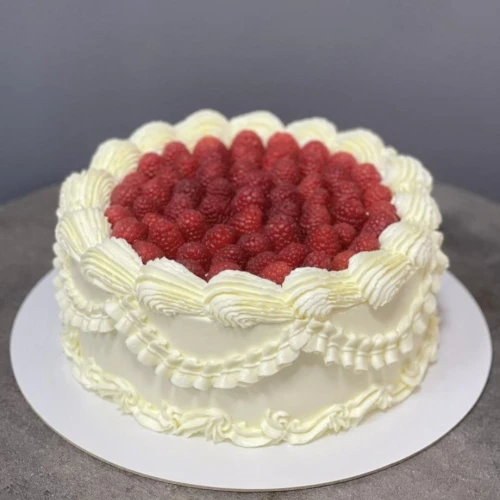 Торт для женщин #2926 с рюшами и малиной, ламбет белый