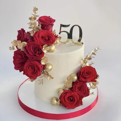 Торт для женщин #2930 с красными розами и топпером, белый
