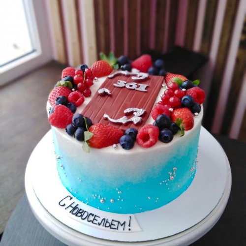 Торт для женщин #567 со свежими ягодами, новоселье, голубой