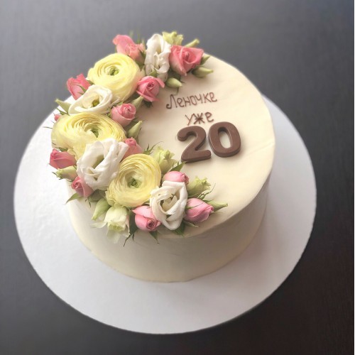 Торт для женщин #569 с пионами и розами, белый