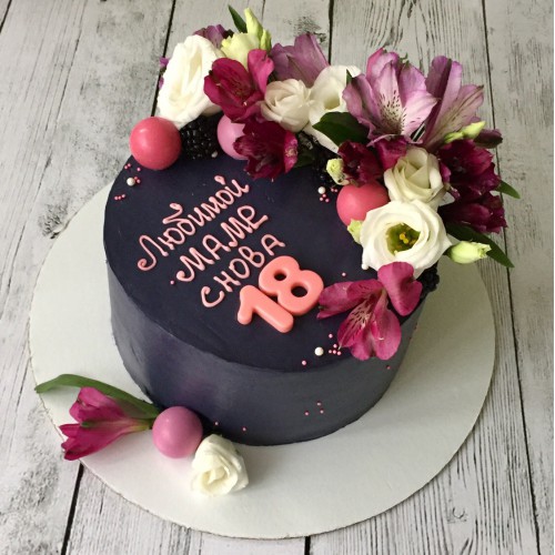 Торт для женщин #82 с живыми цветами и шоколадными шариками, черный