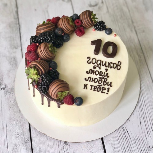 Торт для женщин #87 с клубникой в шоколаде и ягодами, белый