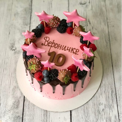 Торт для женщин #89 с клубникой в шоколаде ягодами и звездами, розовый