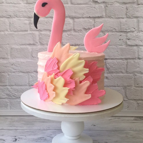 Торт для женщин #90 с фигуркой фламинго и шоколадными лепестками, розовый