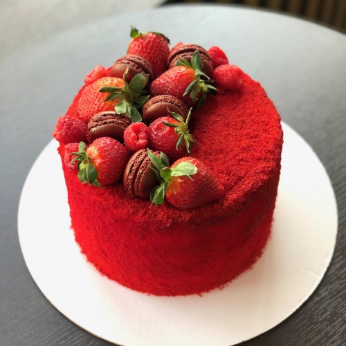Торт для женщин #928 с ягодами и печеньками бархатный, красный