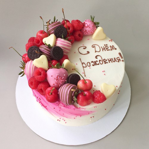 Торт для женщин #93 с клубникой в шоколаде ягодами и сердечками, белый, розовый