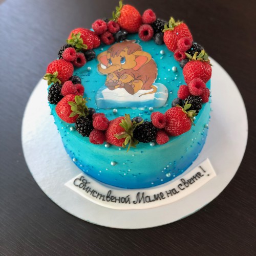 Торт для женщин #933 со свежими ягодами и рисунком мамонтенка, голубой