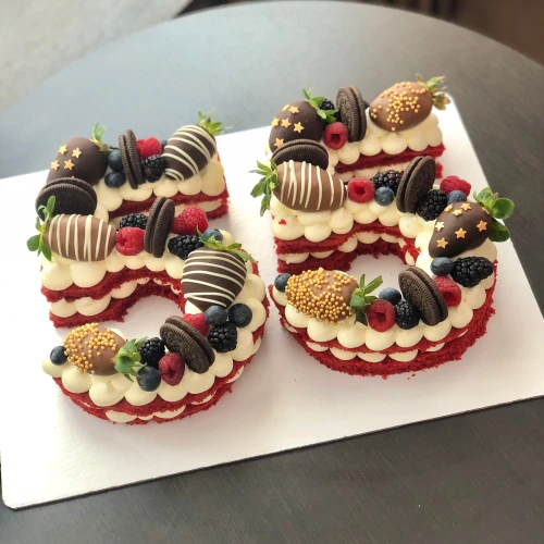 Торт для женщин #934 в форме цифр с клубникой в шоколаде и печеньками, открытые коржи